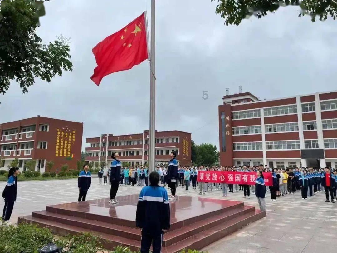 铁笼中的小鹿逃脱